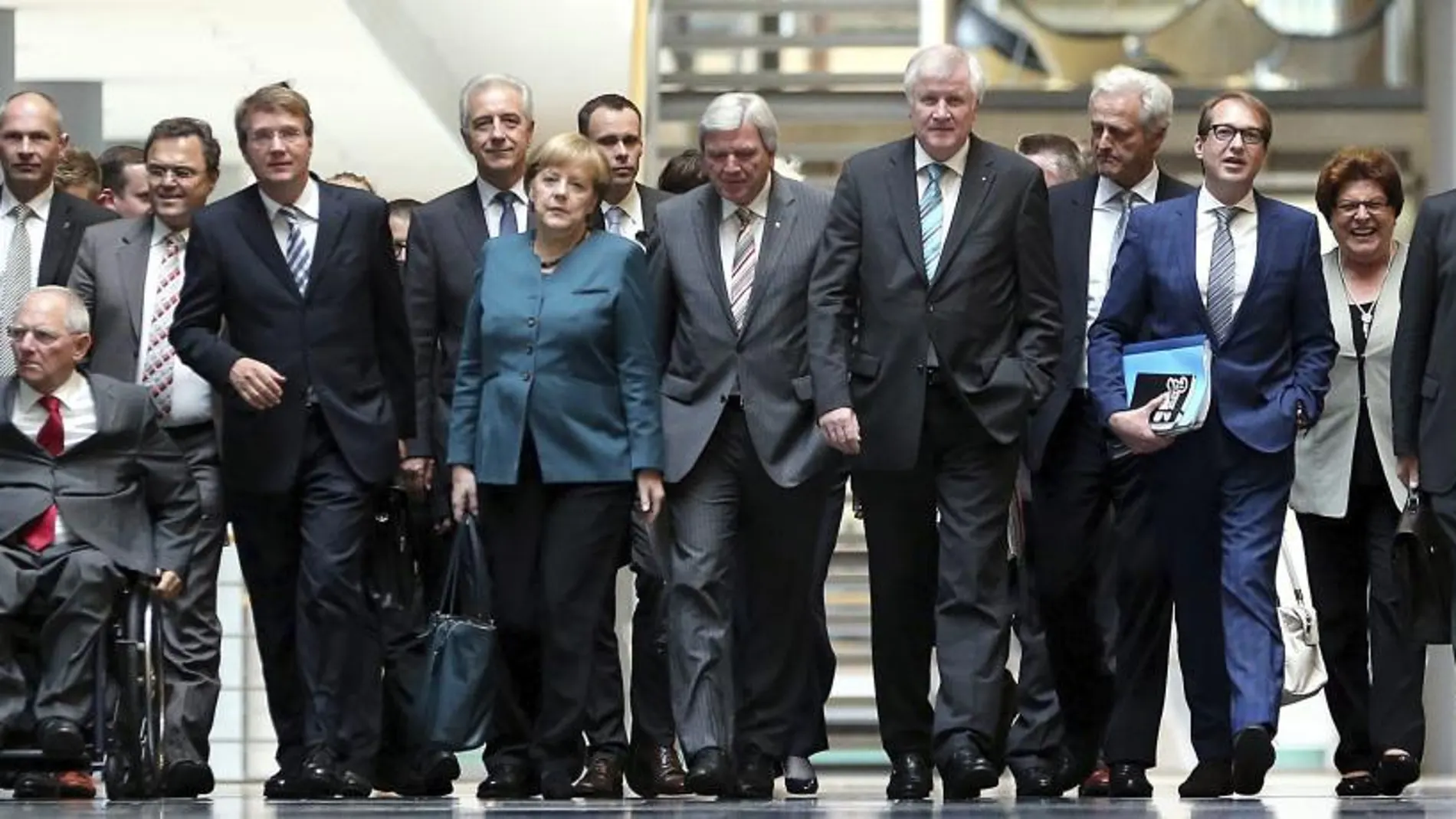 La canciller alemana, Angela Merkel (c izda), el ministro de Finanzas Wolfgang Schaeuble (izda), el presidente de Baviera, Horst Seehofer, y otros miembros de su delegación
