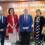 El consejero de Salud y Familias, Jesús Aguirre (cuarto por la izquierda), ayer en el Colegio de Dentistas de Córdoba / Foto: La Razón