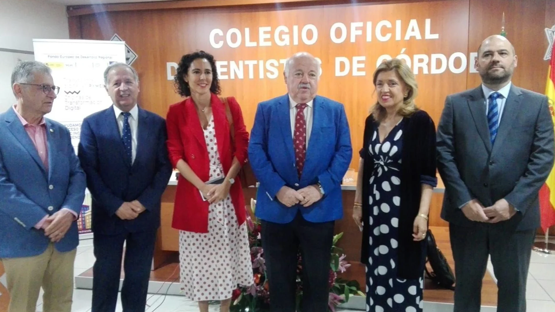 El consejero de Salud y Familias, Jesús Aguirre (cuarto por la izquierda), ayer en el Colegio de Dentistas de Córdoba / Foto: La Razón