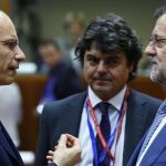 Rajoy saluda al primer ministro italiano, Enrico Letta, en presencia de Jorge Moragas, a su llegada a la reunión del Consejo Europeo que se celebra en Bruselas (Bélgica), hoy, jueves.