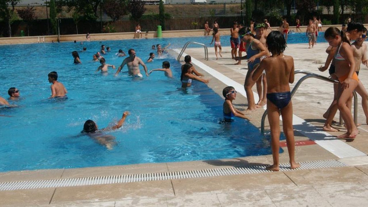 Evita accidentes en la piscina: Calcetines antideslizantes de
