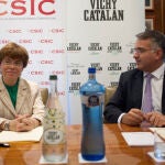 La vicepresidenta de Transferencia e Internacionalización del CSIC, Alicia Castro, y el consejero delegado del Grupo Vichy Catalán, Joan B. Renart i Montalat