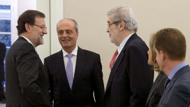 Mariano Rajoy saluda a José Manuel Lara, presidente del Grupo Planeta, en presencia del resto de representantes del sector editorial.