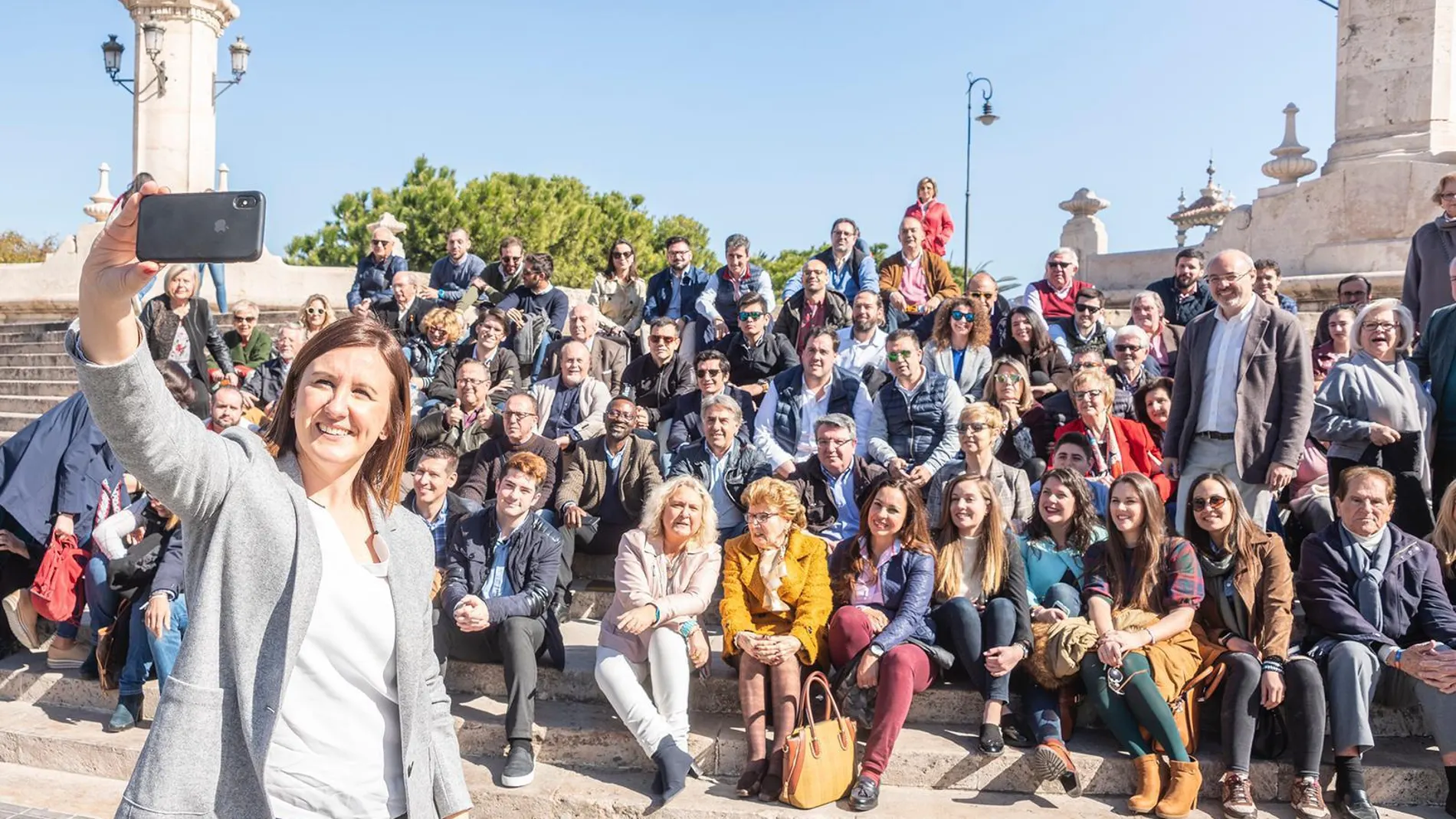 La candidata María José Catalá se hace un «selfie» con los miembros de su formación que asistieron a la jornada sobre innovación