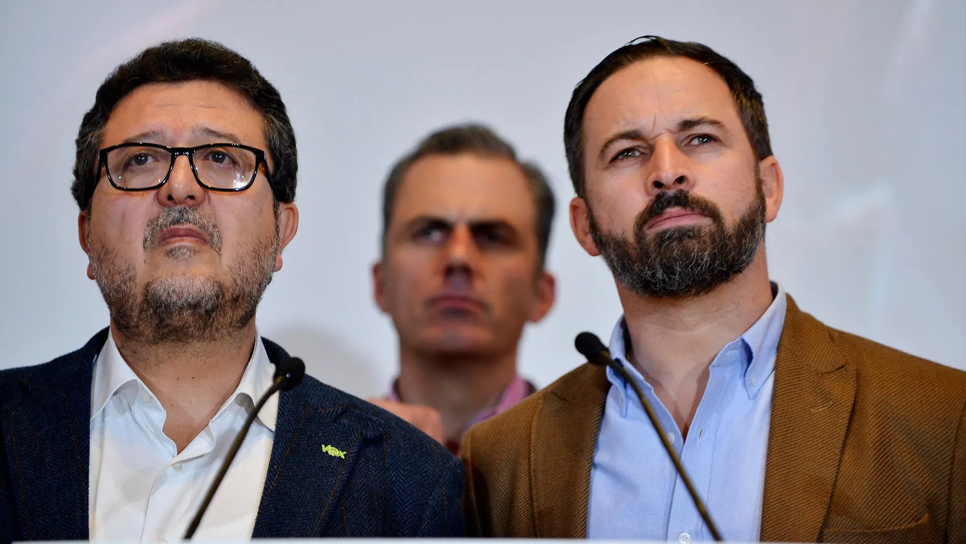 El presidente del Grupo Vox en el Parlamento de Andalucía, Francisco Serrano, junto al número 1 del partido Santiago Abascal, y el número 2 Javier Ortega-Smith / Foto: Manuel Olmedo