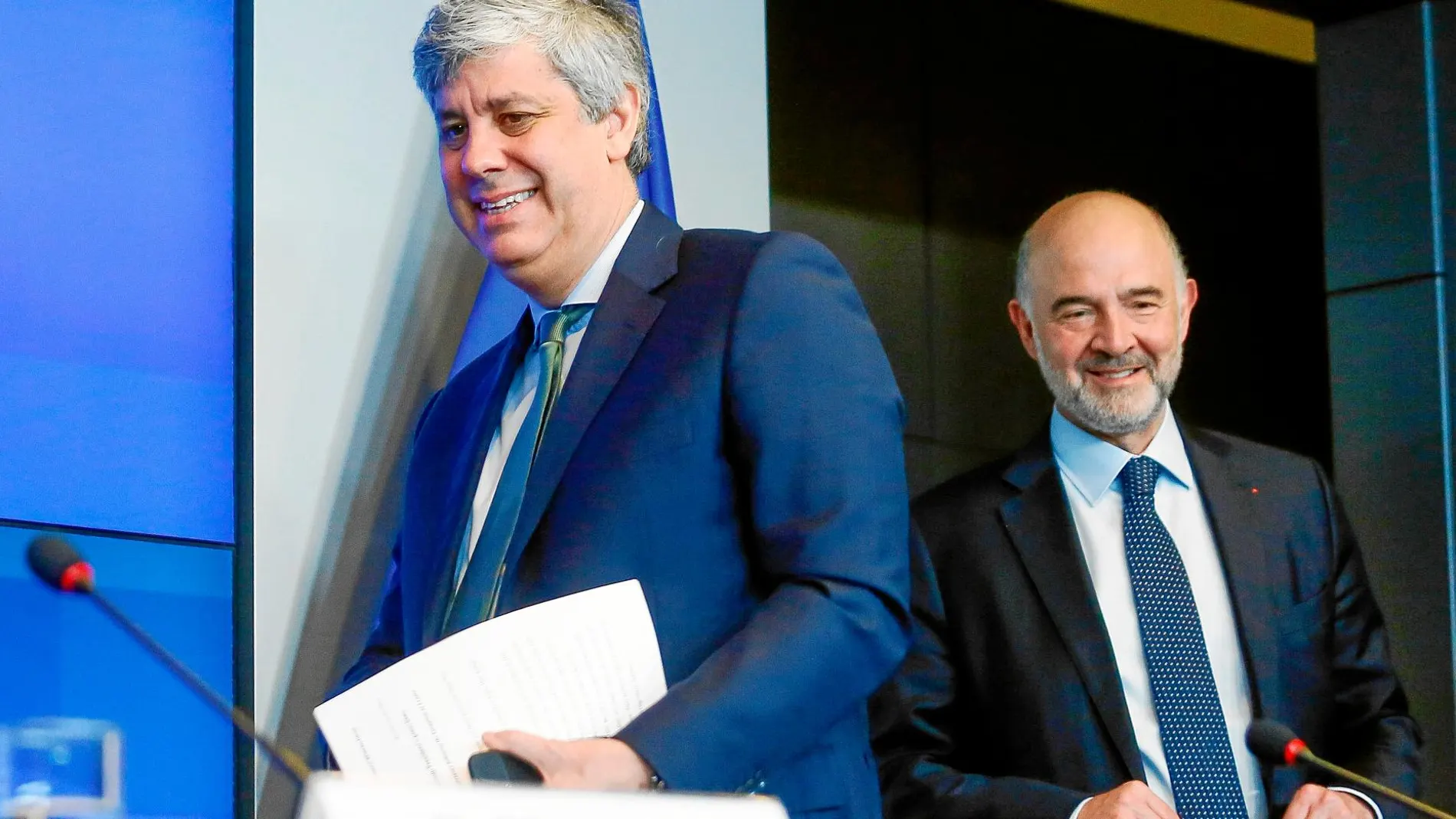 Mario Centeno y Pierre Moscovici (dcha.), ayer, en Luxemburgo / Efe