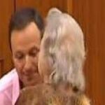 Bretón besa a su madre en la sala de vistas