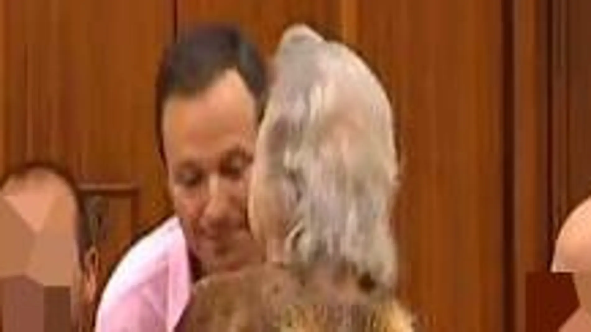 Bretón besa a su madre en la sala de vistas