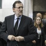 El presidente del Gobierno, Mariano Rajoy, y la ministra de Fomento, Ana Pastor, a la salida del Hospital Clínico de Santiago.