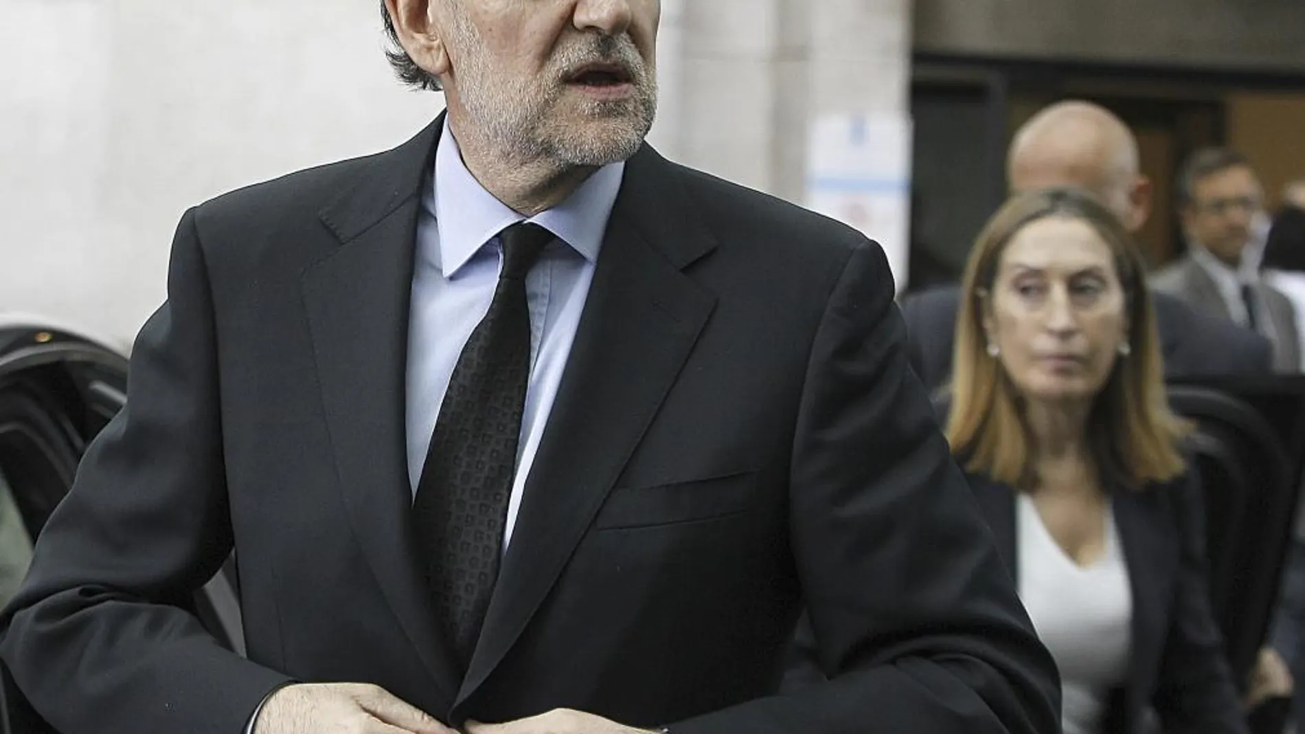 El presidente del Gobierno, Mariano Rajoy, y la ministra de Fomento, Ana Pastor, a la salida del Hospital Clínico de Santiago.
