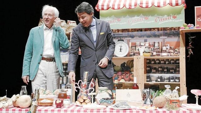Boadella, ayer con Ignacio González, en un improvisado festín