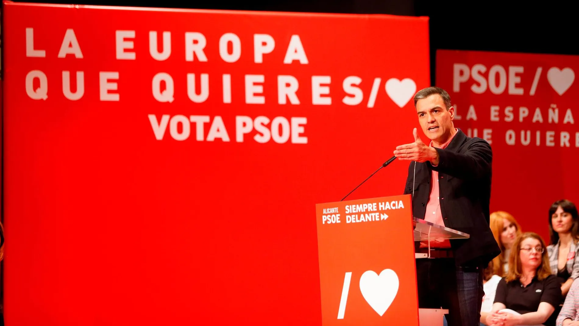 Pedro Sánchez durante su intervención en un mitin de campaña en Alicante / Efe