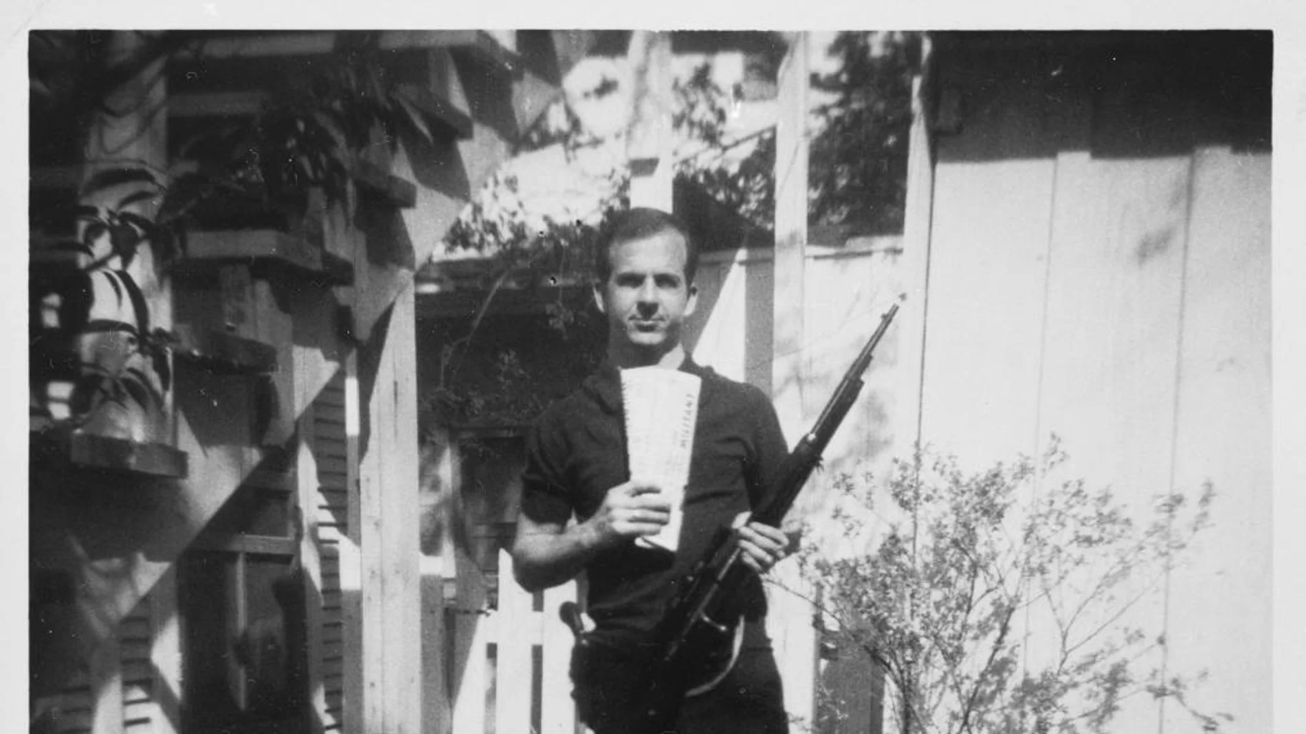Imagen de Lee Harvey Oswald con un rifle, antes de cometer el atentado contra Kennedy