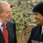 El Rey conversa con el presidente de Bolivia, Evo Morales (d), esta tarde al Palacio de la Zarzuela.