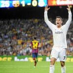 Cristiano Ronaldo protesta tras el empujón de Mascherano. Foto: Reuters