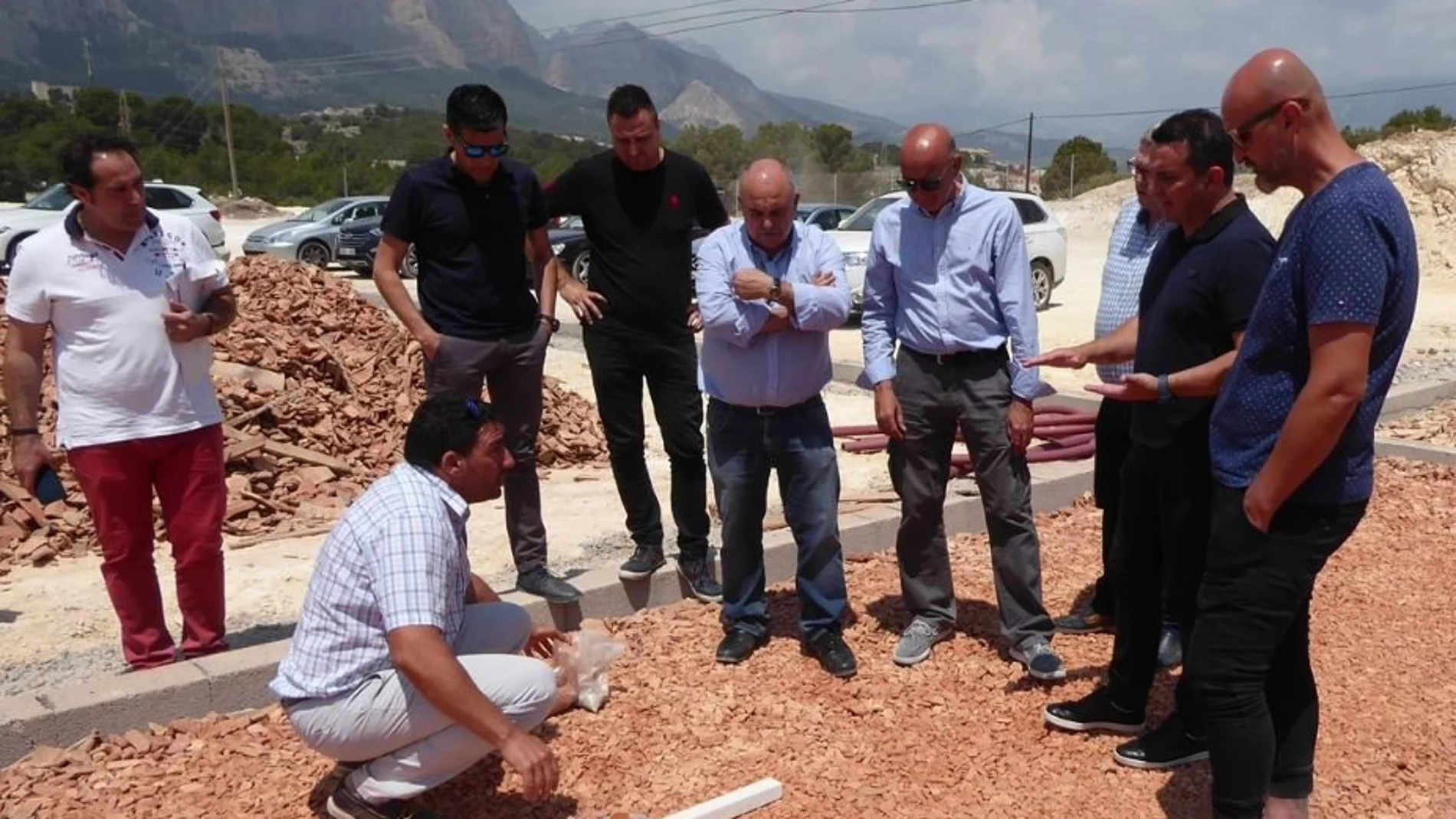 Francisco Megías, de la empresa Sport F. Megías, explicando las capas de la pista de tierra batida a Gonzalo Morell, Academia de Tenis Ferrer; Bernabé Cano, alcalde en funciones de La Nucía, y los concejales Sergio Villalba y Miguel Ángel Ivorra