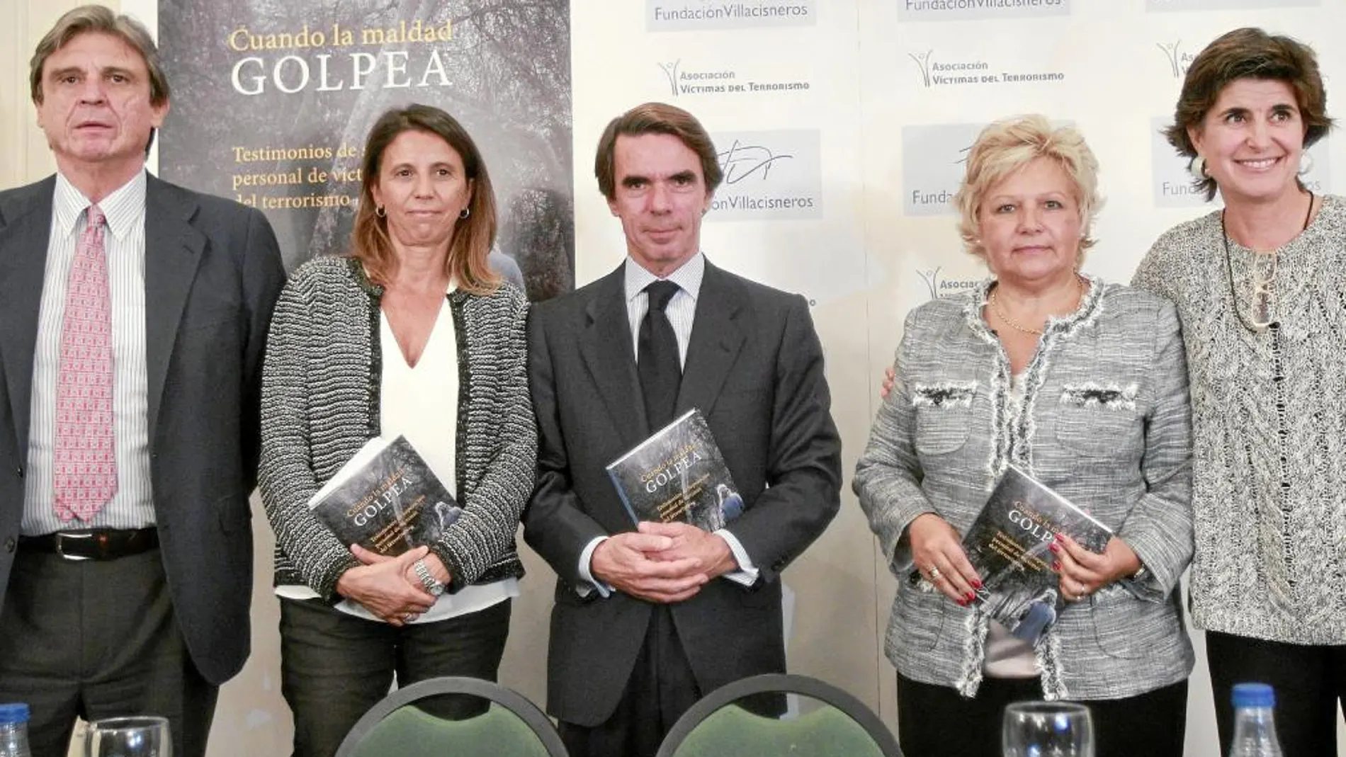 De izquierda a derecha, las víctimas del terrorismo Íñigo Gómez Pineda y Ana Velasco, José María Aznar, Ángeles Pedraza y María San Gil