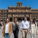 Alfonso Fernández Mañueco junto a su esposa y sus hijas en la Plaza Mayor de Salamanca
