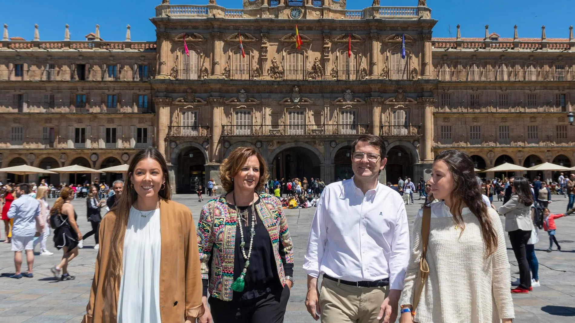 Alfonso Fernández Mañueco junto a su esposa y sus hijas en la Plaza Mayor de Salamanca