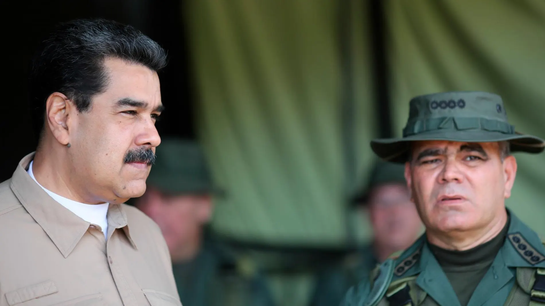 Nicolás Maduro conversa con el ministro de Defensa Vladimir Padrino López/Efe