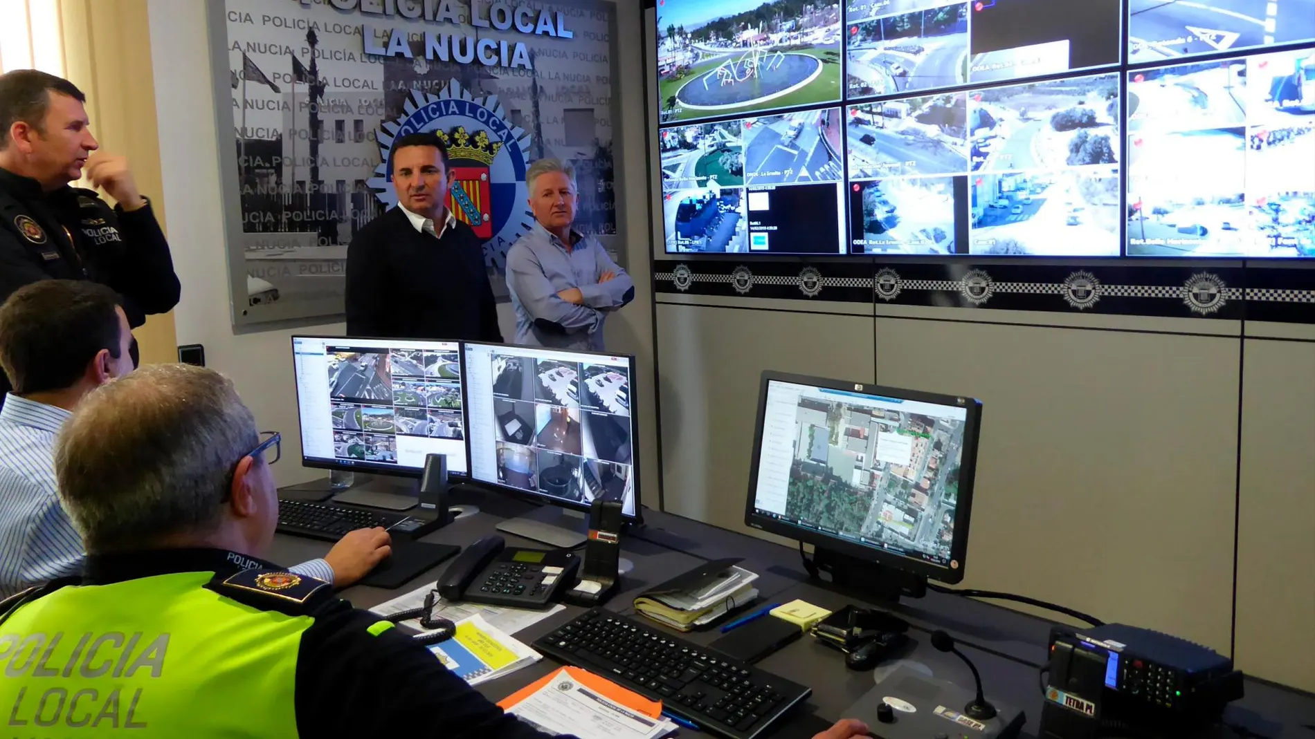 El alcalde de La Nucía, Bernabé Cano, supervisa las labores de vigilancia en la Sala de Control de Tráfico de la Policía Local, recientemente estrenada tras renovar el sistema de cámaras e informático
