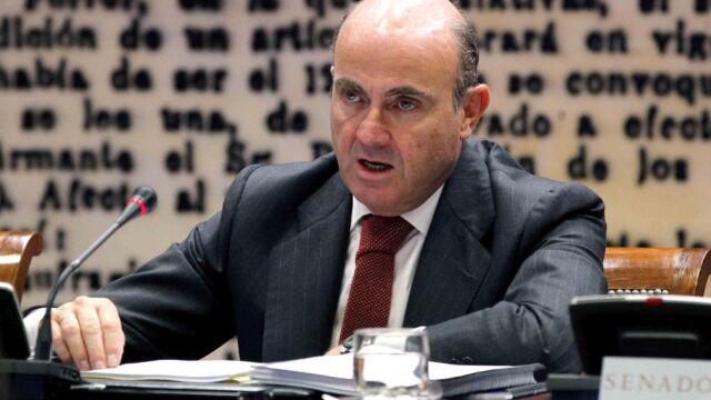 El ministro Luis de Guindos durante su comparecencia ante la Comisión de Economía y Competitividad, que ha tenido lugar esta tarde en el Senado.