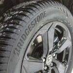 Equipado con neumáticos de invierno, puede circular sin problemas sobre superficies nevadas.