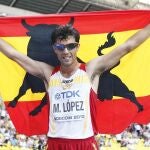 Miguel Ángel López celebra con la bandera de España el tercer puesto en los 20 kilómetros marcha