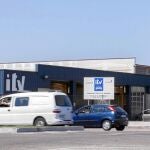 Dos vehículos bordean una de las dos estaciones de inspección técnica de vehículos presentes en la capital de Valladolid