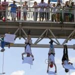 Varios jóvenes protestan contra el Gobierno brasileño en un puente en Belo Horizonte