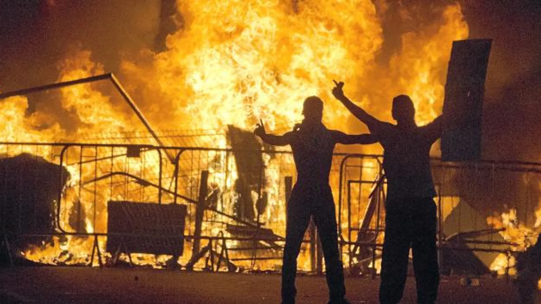 Jóvenes en una barricada en rio de Janeiro enfrentados a la Policía