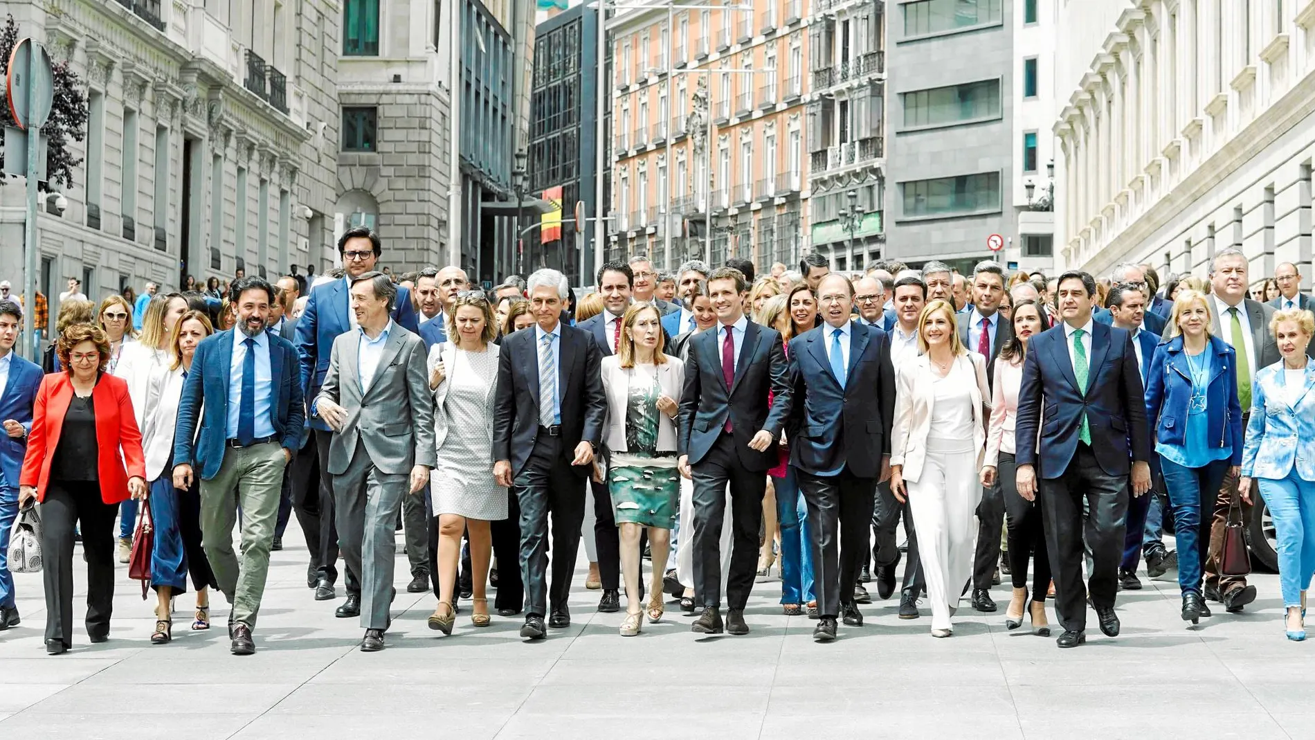 Casado, ayer por la Carrera de San Jerónimo acompañado por sus senadores y diputados. Foto: David Mudarra