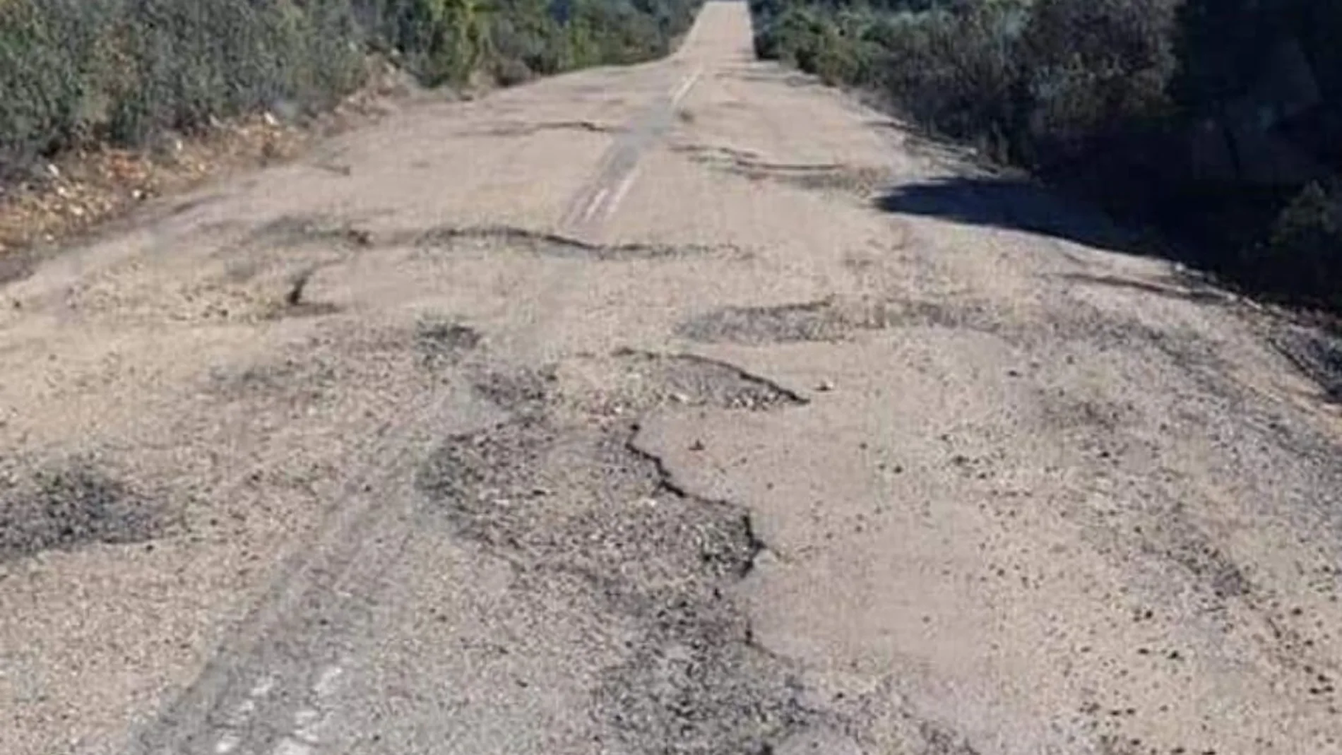 Estado en el que se encuentra la carretera que une los municipios de Santa Eufemia y la Serena / Foto: La Razón