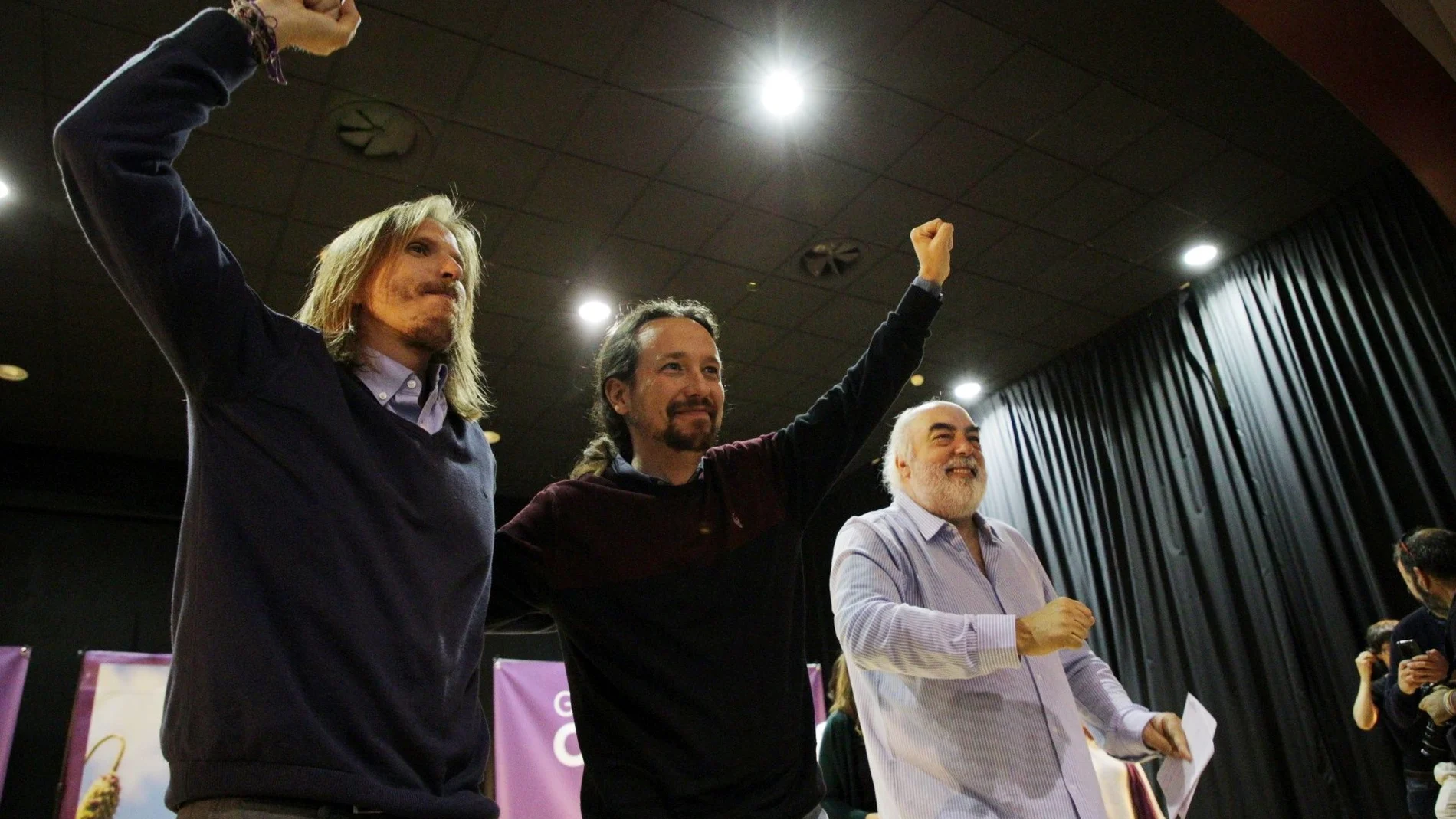 Pablo Iglesias y Pablo Fernández saludan a los simpatizantes de Podemos durante el acto de campaña en Zamora