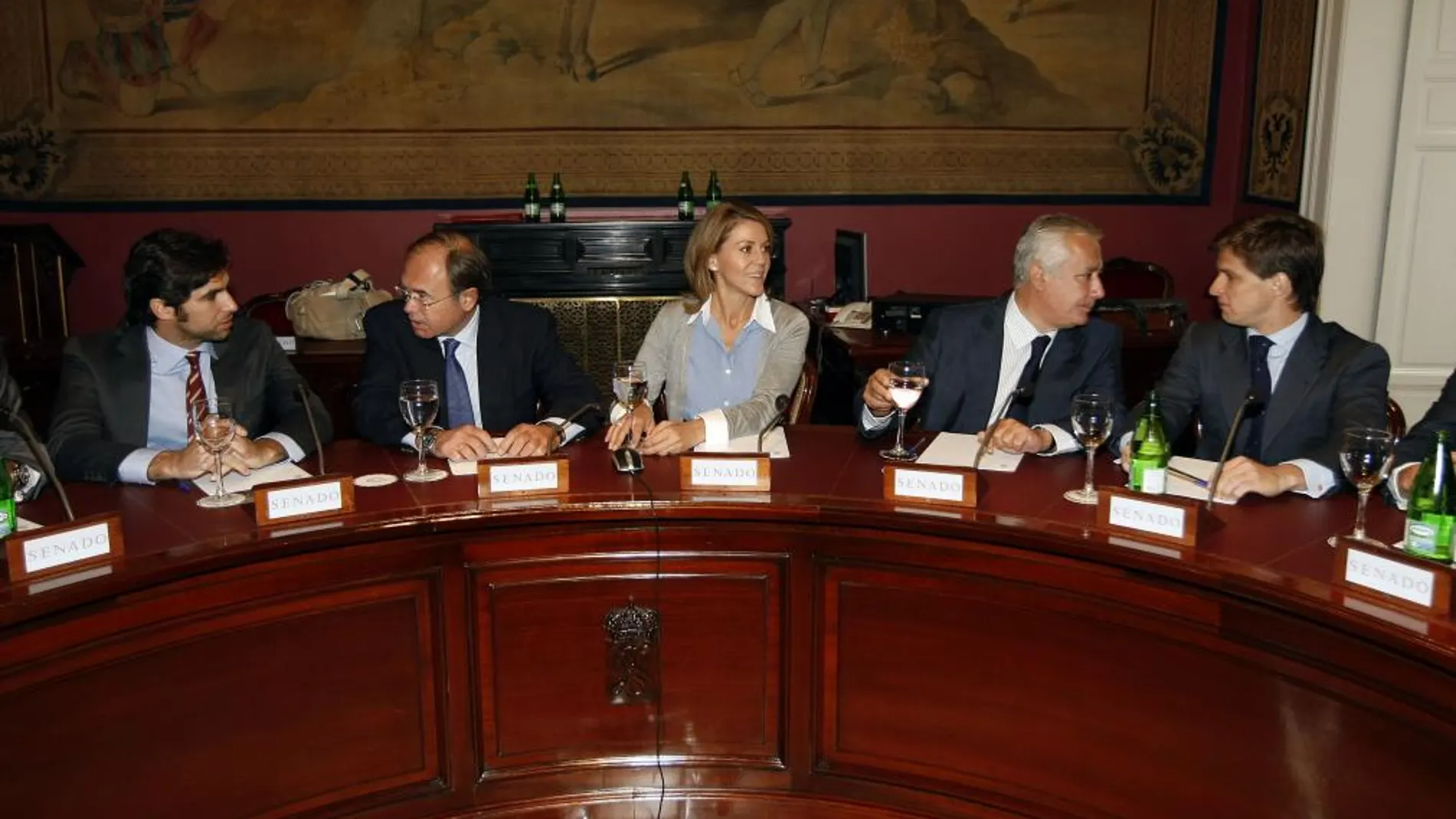 Cospedal, Pío G. Escudero y Javier Arenas reciben a varios toreros en el Senado en 2010