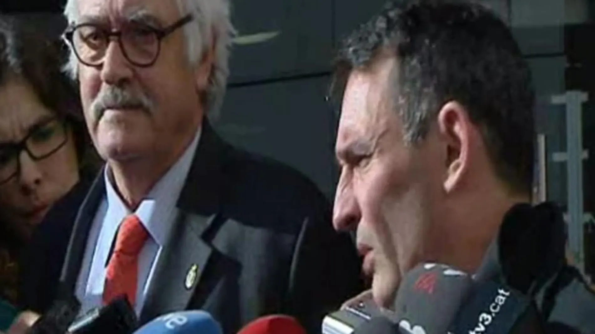 Los encargados de interrogar a García-Escudero hablan a la salida del encuentro.