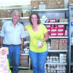 Ana María junto con voluntarios del Banco de Alimentos tras recibir una de las donaciones.