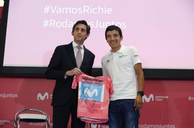 El ciclista ecuatoriano Richard Carapaz, con Álvarez-Pallete, presidente de Telefónica