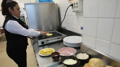 En una cocina hay que aprender a hacer muchas cosas a la vez