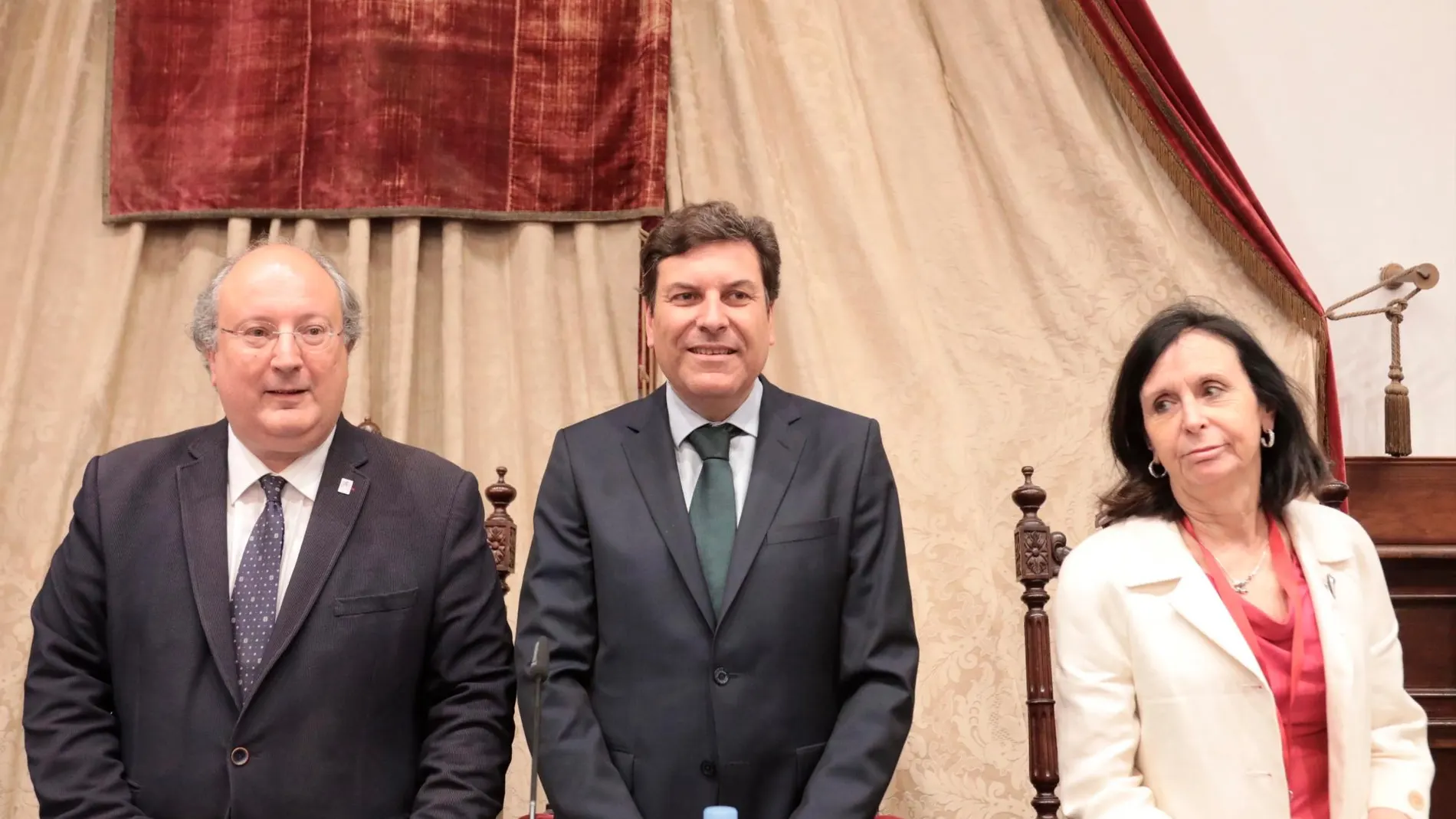 El consejero Carlos Fernández Carriedo junto a Enrique Cabero y María Emília Casas, de la Asociación de Derecho al Trabajo