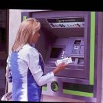 Sacar dinero en cajeros que no pertenecen a la misma red que la tarjeta, uno de los principalas gastos