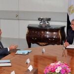 Reunión del presidente interimo, Adli Mansour (derch.) con Mohammed El-Baradei