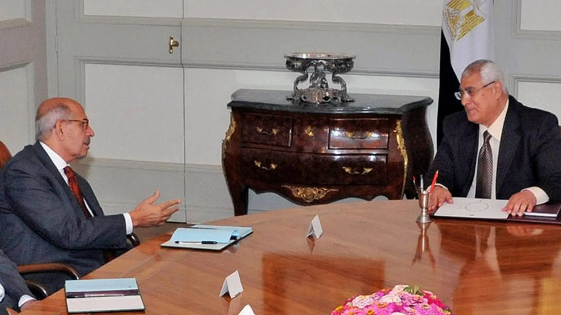 Reunión del presidente interimo, Adli Mansour (derch.) con Mohammed El-Baradei