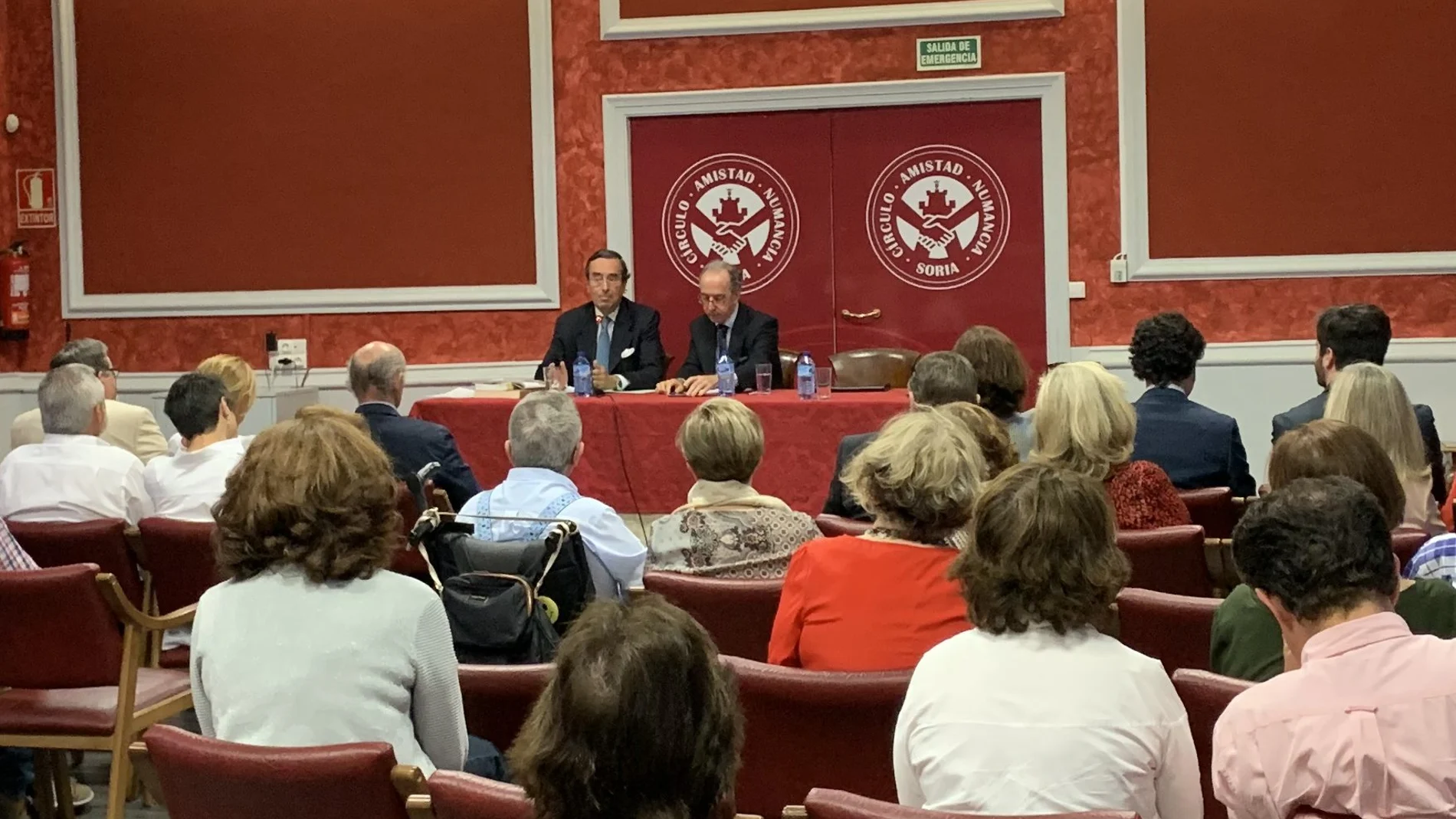 El presidente del Foro Soria 21, Amalio de Marichalar, con el investigador Juan Ignacio Tello Bellosillo