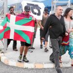 El etarra Juan Manuel Píriz sale ayer de la cárcel de Botafuegos, en Algeciras