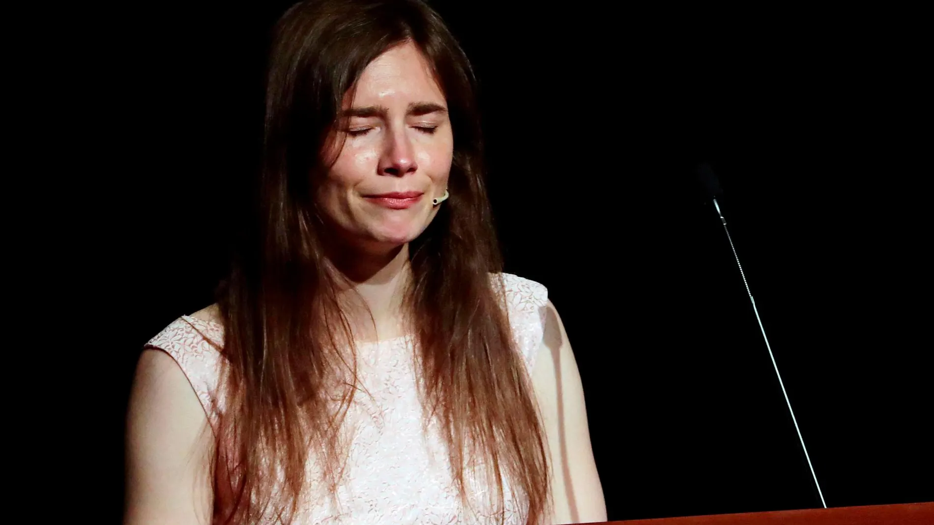 Amanda Knox llora durante su conferencia en la Universidad de Módena/EFE