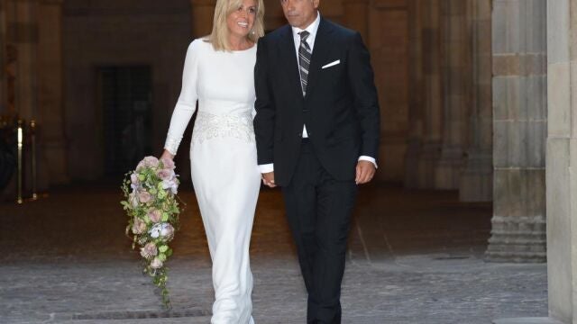 La diseñadora Rosa Clará y el empresario Josep Artigas, a la la salida de su enlace celebrado esta tarde en el Ayutamiento de Barcelona.
