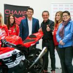 El expresidente de la Diputación de Valencia, Jorge Rodríguez, junto a Champi Herreros, la diputada García y algunas componentes del equipo, en una imagen de archivo