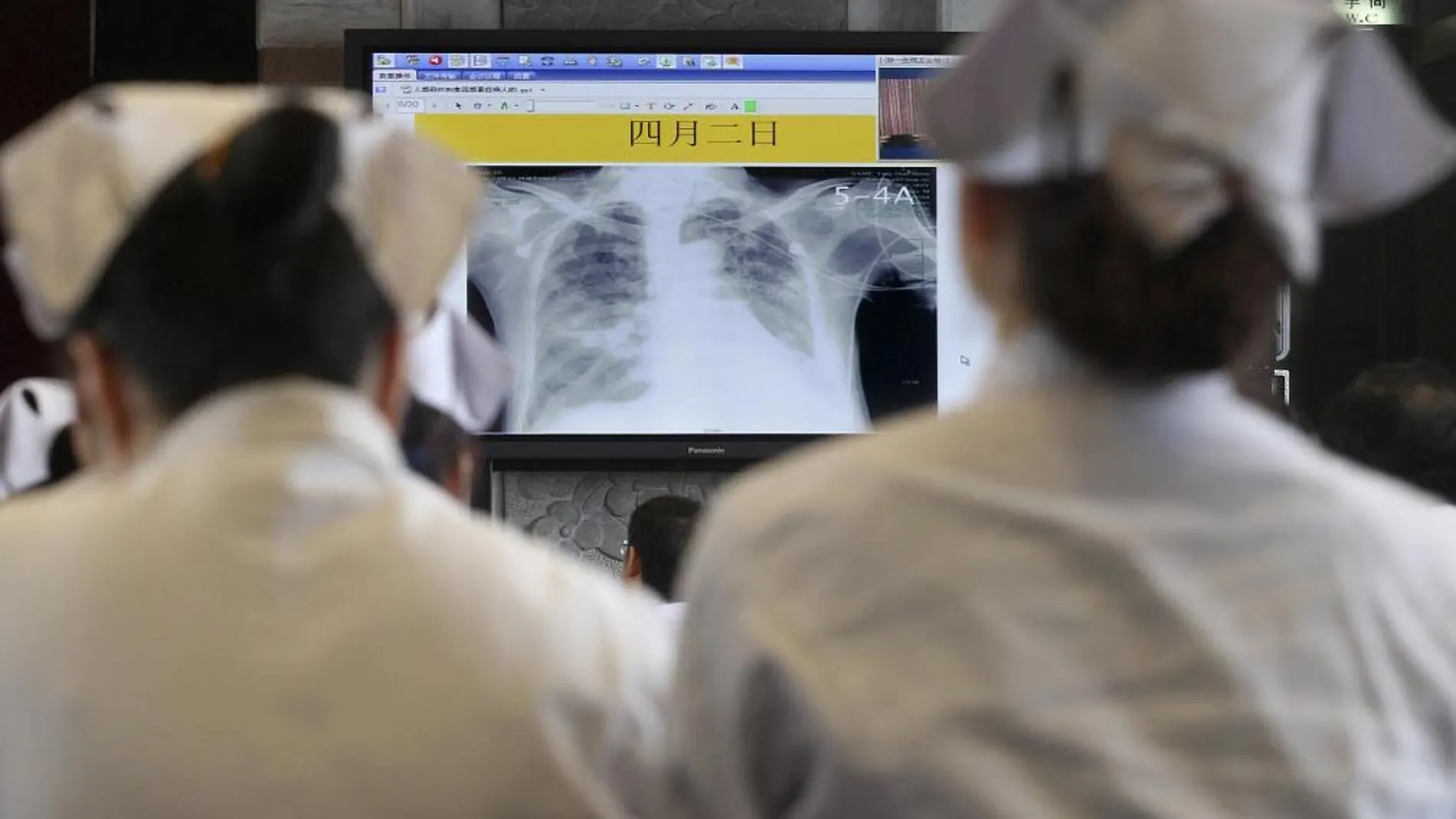 Los médicos analizan las pruebas de un paciente afectado por gripe aviar en Hangzhou, Zhejiang (China)
