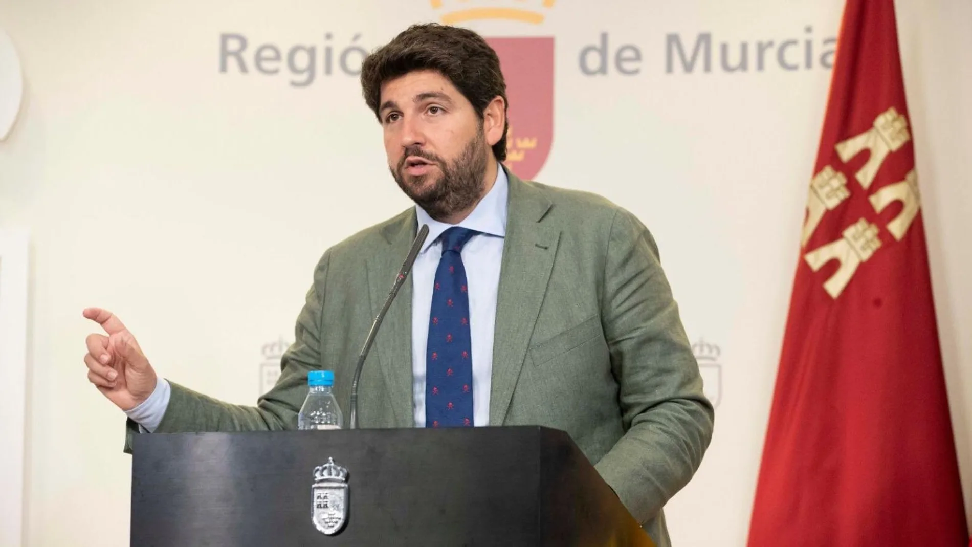El presidente en funciones y el líder del PP regional, Fernando López Miras, ayer durante su comparecencia ante los medios tras la reunión del Consejo de Gobierno